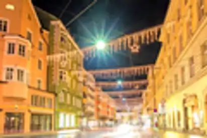 Weihnachtlich geschmückte Straße in Innsbruck