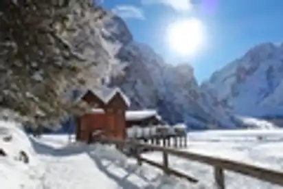 Winterliche Landschaft am Pragser Wildsee 