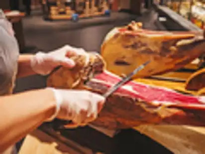 Spanischer Schinken wird von Hand geschnitten