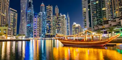 Bezaubernde Dubai Marina mit Dhow Schiff bei Nacht