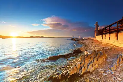 Küste und Leuchtturm in Zadar, Kroatien