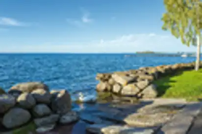 Vättern-See von Vadstena gesehen. Der See ist der zweitgrößte in Schweden. Vadstena ist eine historische schwedische Stadt.
