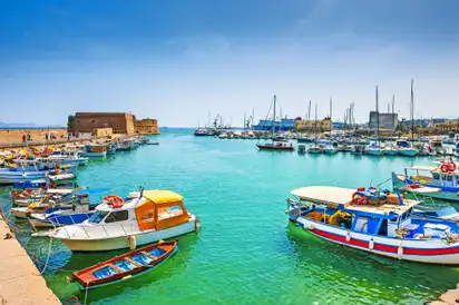 Alte Hafen mit Booten in Heraklion auf Kreta, Griechenland