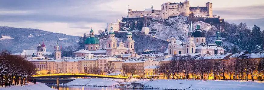 Klassische Ansicht von Salzburg zur Weihnachtszeit im Winter, Österreich
