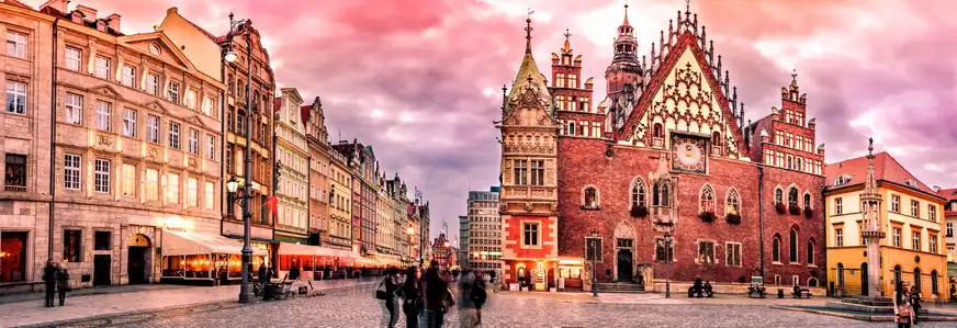 Breslauer Marktplatz mit Rathaus während des Sonnenuntergangs, Polen