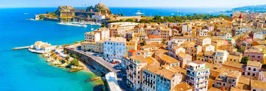 Panoramablick über Kerkyra, der Hauptstadt der griechischen Insel Korfu
