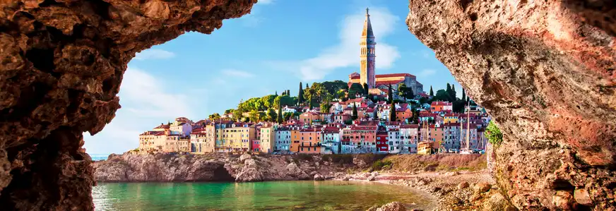 Blick durch ein Felsloch auf die Stadt Piran mit ihrem alten Glockenturm