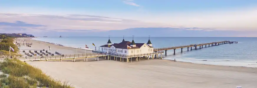Luftbild vom Ahlbecker Strand mit Seebrücke und Promenade