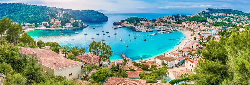 Panoramablick auf Port de Sóller auf Mallorca