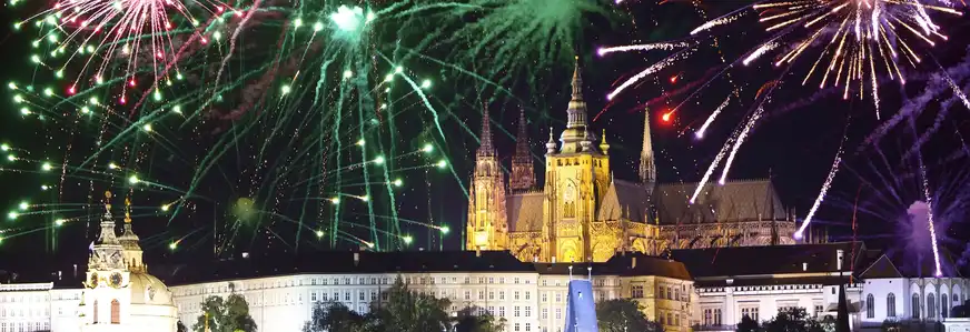 Feuerwerk über der Kathedrale des Heiligen Vitus in Prag, Tschechien 