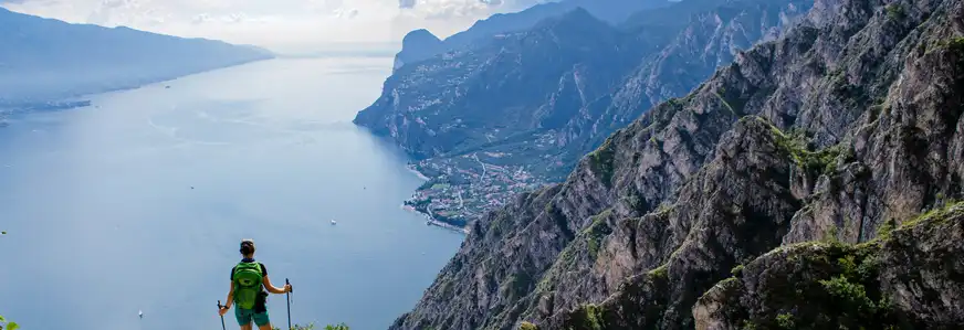 Wanderung mit Blick auf den Gardasee.