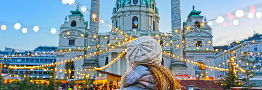 Weihnachtsmarkt vor den Karlsplatz in Wien