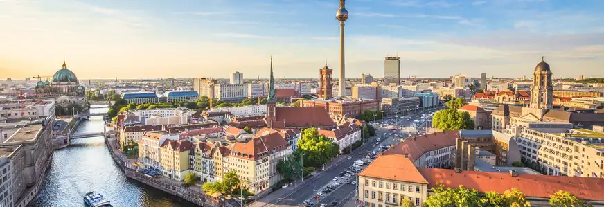 Berliner Skyline mit Fernsehturm und Spree bei Sonnenuntergang