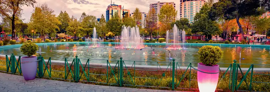 Skanderbeg-Platzes mit beleuchtetem Brunnen in der Hauptstadt Albaniens - Tirana