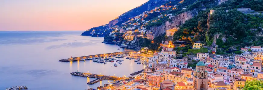Blick auf die Amalfi-Stadt bei Sonnenuntergang