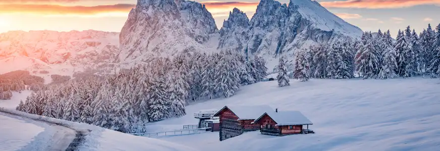 Seiser Alm mit dem Plattkofel-Gipfel im Hintergrund im Winter