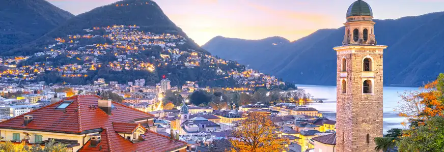 Blick auf die Stadt Lugano am Abend