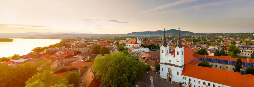 Blick auf die Stadt Vac in Ungarn