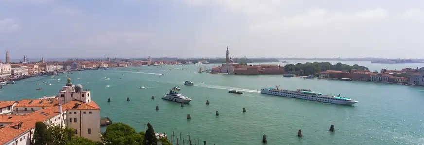 Ihr Schiff die MS Michelangelo - Außenansicht mit Lagune von Venedig