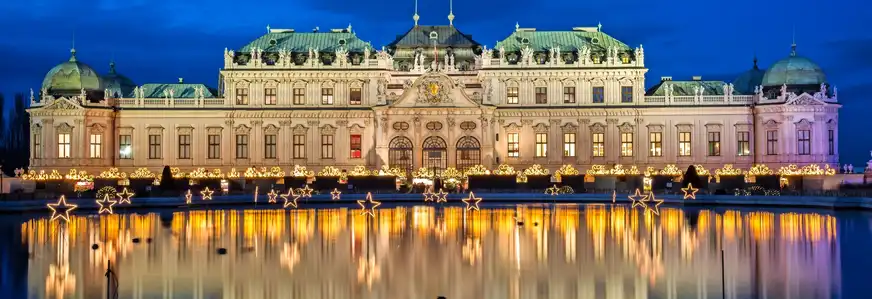 Palast Belvedere mit Weihnachtsmarkt in Wien, Österreich