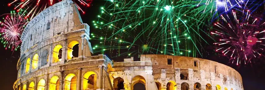 Feierliches Feuerwerk über Collosseo. Italien. Rom.