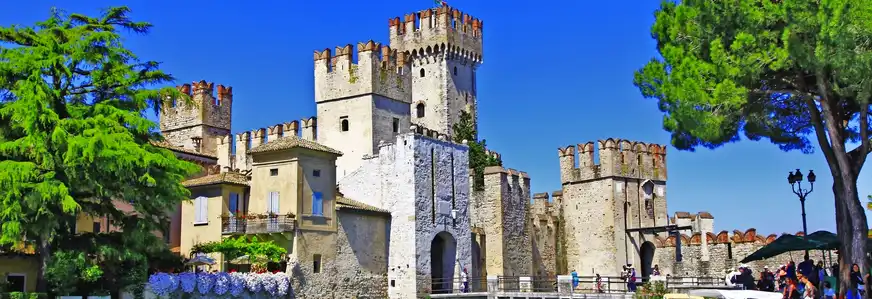 die Burg Rocca Scaligera in Sirmione am Gardasee, Italien