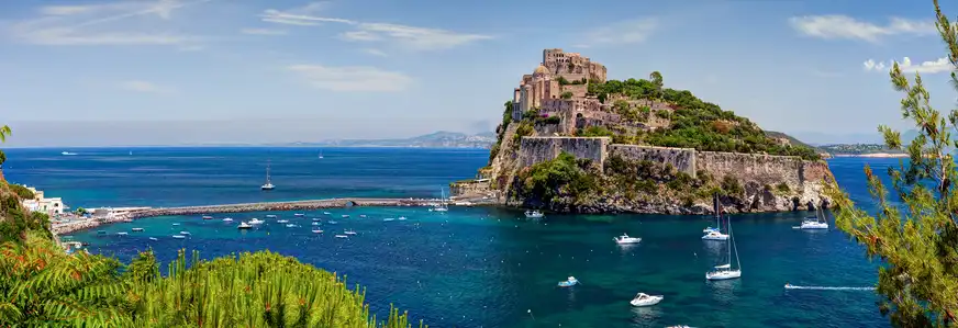 Castello Aragonese ist eine Festung auf der Ostseite der Insel Ischia, im Golf von Neapel