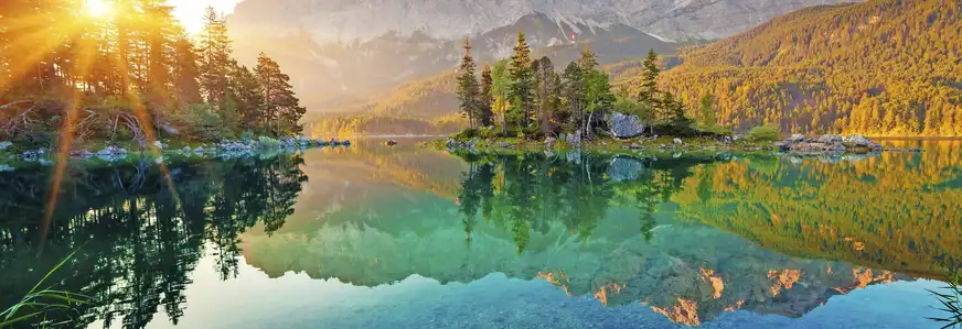 Eindrucksvoller Sonnenuntergang am Eibsee an der Zugspitze 