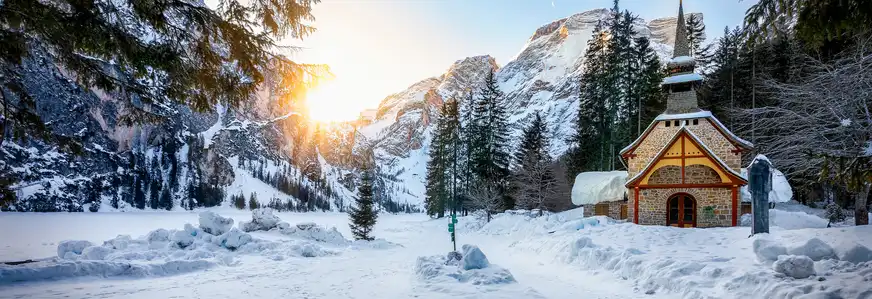 Cappella "Lago di Braies" am Pragser Wildsee im Winter