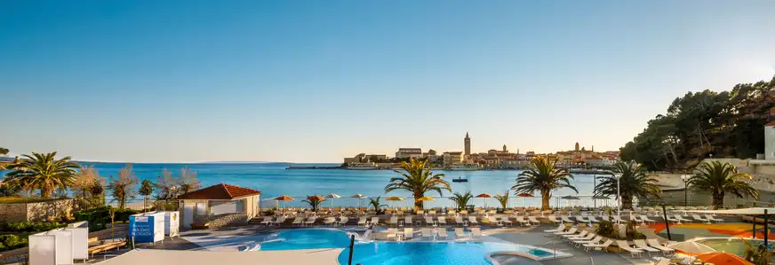Valamar Padova Hotel mit Poollandschaft und Meerblick