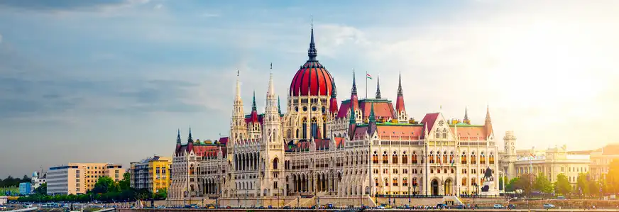 Das Parlament an der schönen Donau in Budapest