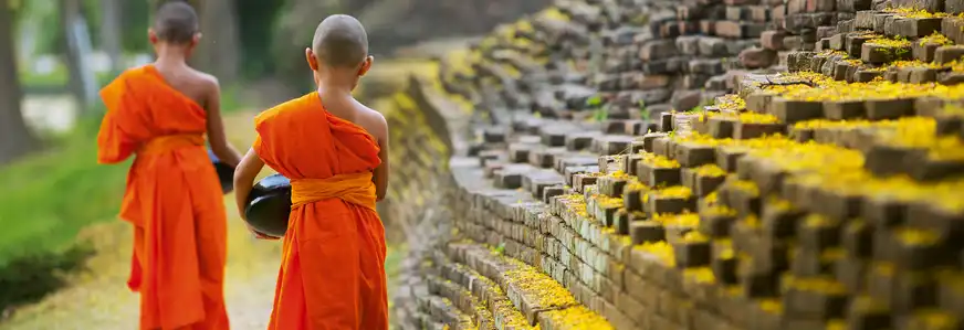 Buddhistischer Mönch auf dem Weg zur alltäglichen Almosen Bitte am Morgen, Thailand