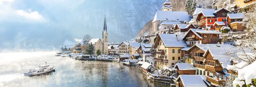 winterliches Hallstatt am Hallstätter Sees im österreichischen Salzkammergut