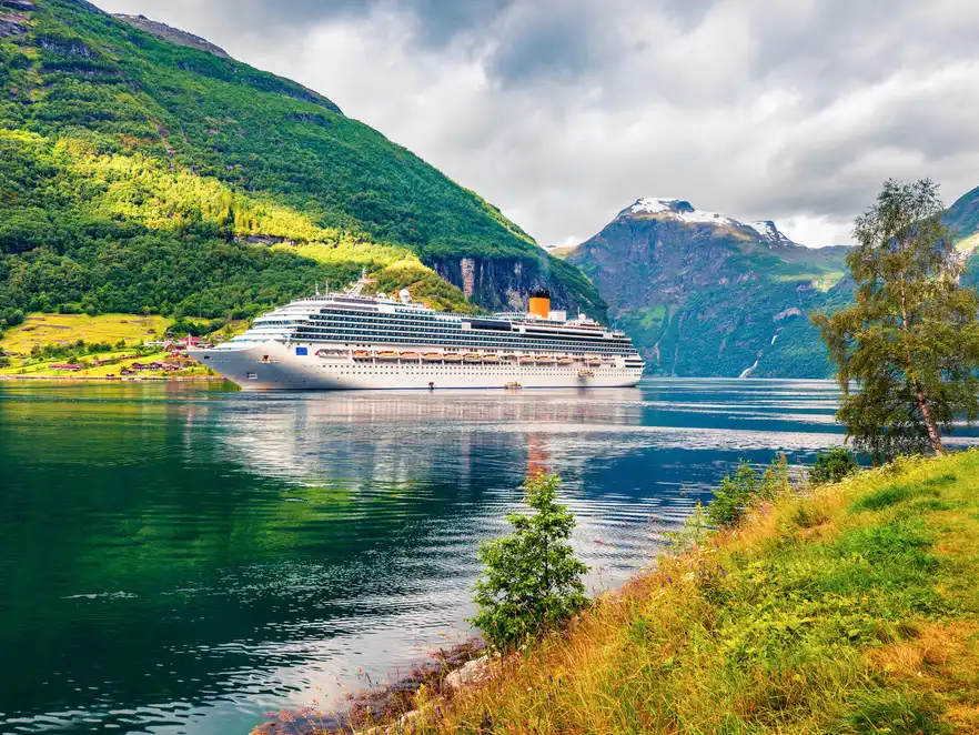 Ausblick vom Hafen Geirangers auf den Sunnylvsfjorden-Fjord, Norwegen