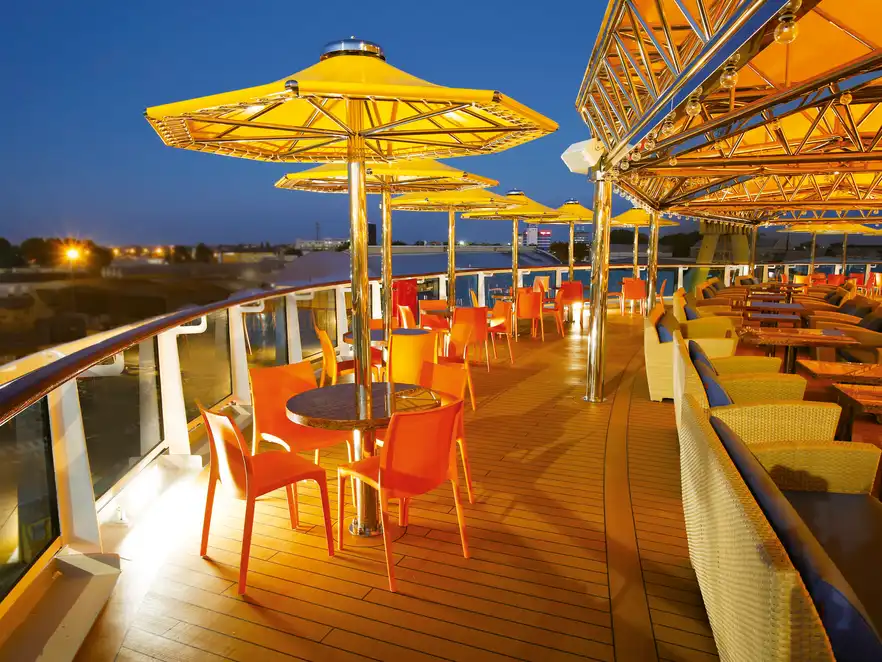 Außenbereich mit Bar auf Ihrer Costa Diadema