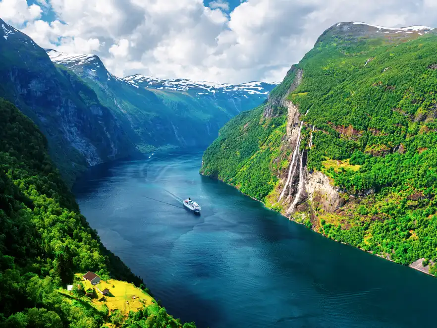 Atemberaubende Aussicht auf Sunnylvsfjorden Fjord