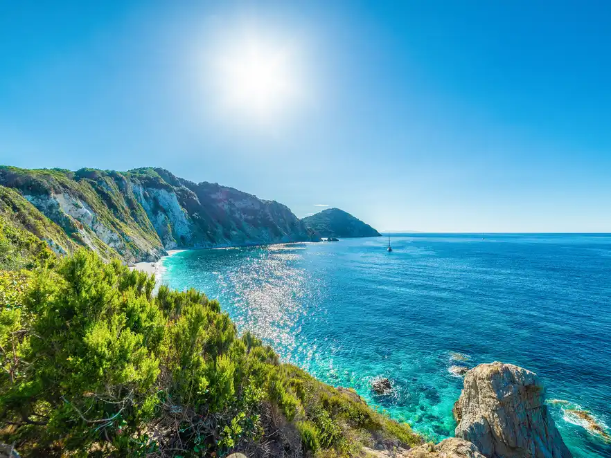 Panoramablick auf den Strand von Sansone auf der Insel Elba