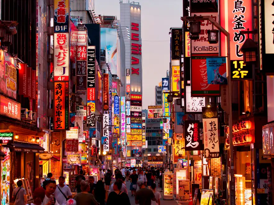 Innenstadt von Tokio bei Nacht, Japan