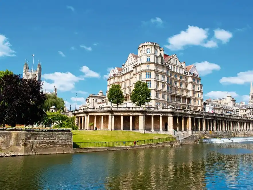 Blick über den Fluss Avon Richtung Pulteney Brücke