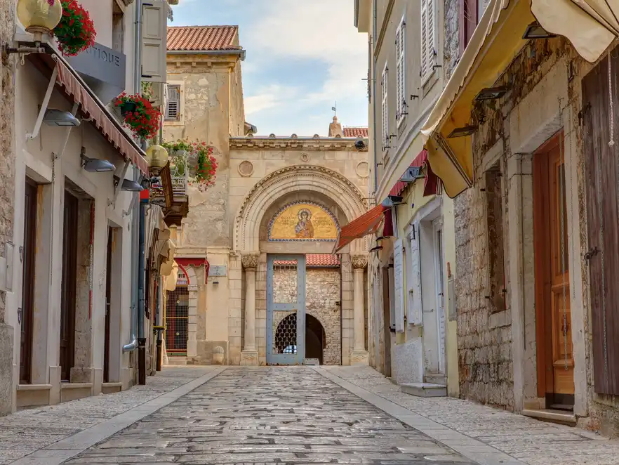 Eingangsportal der Euphrasius-Basilika in Porec, Kroatien
