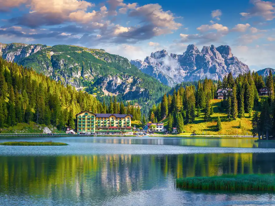 Misurinasee - umgeben von mächtigen Gipfeln wie den Drei Zinnen, dem Monte Piana sowie dem Piz Popena