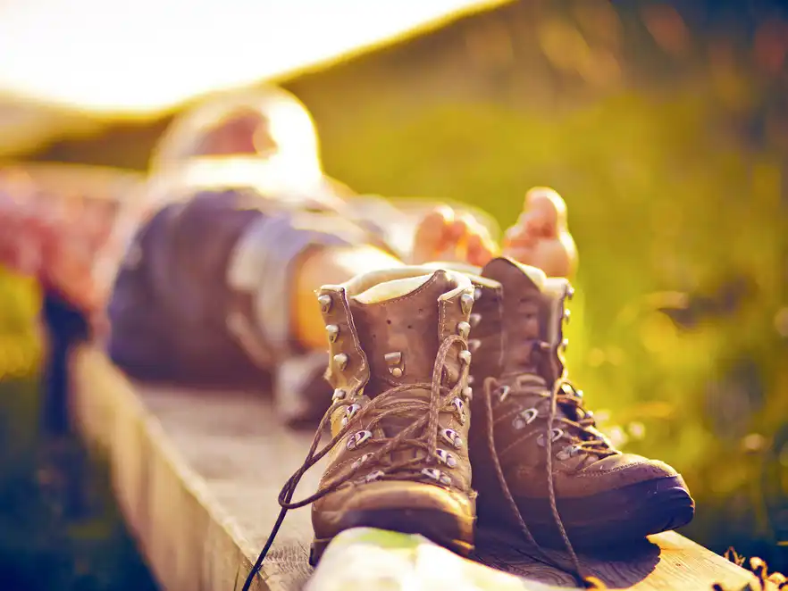 Wanderer Wanderschuhe barfuss Bank