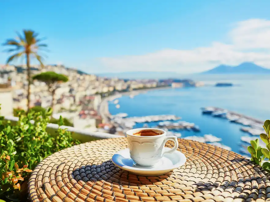Tasse Espresso mit Blick auf den Vesuv in Neapel, Italien