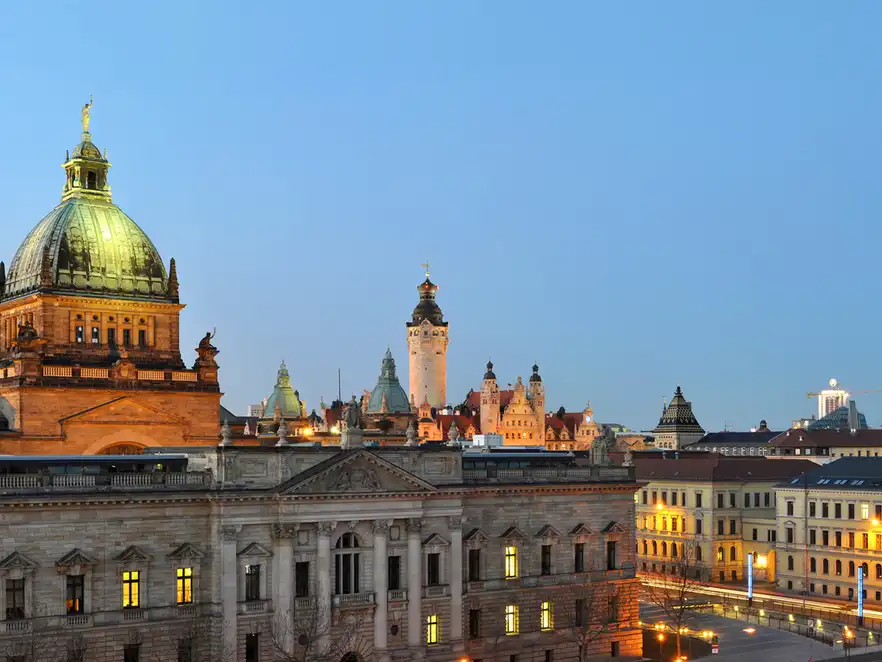 Panorama von Leipzig mit Rathaus und Thomaskirche zum Sonnenuntergang