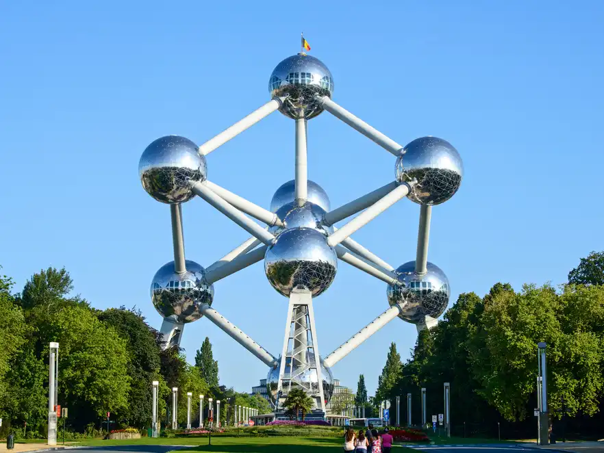 Atomium, stark vergrößerte kubische Zelle des Kristallmodells des Eisens 