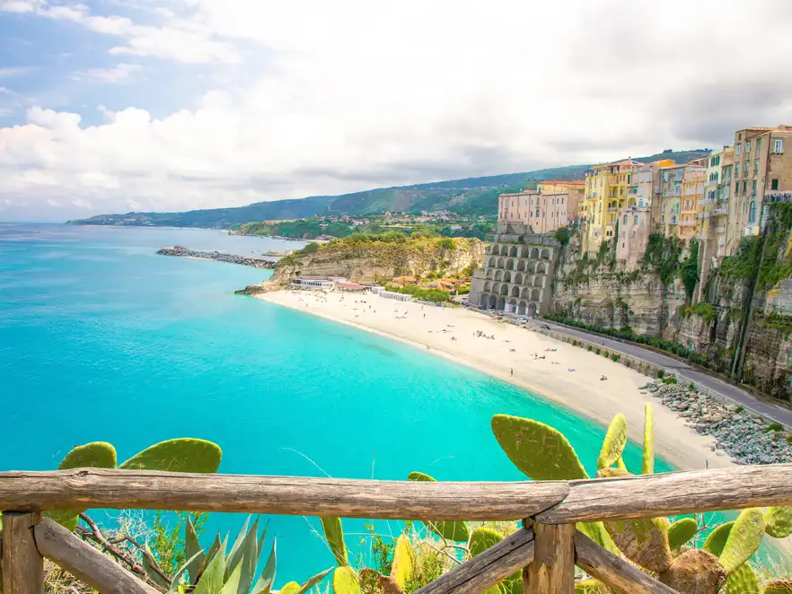 Tropea-Stadt bunte Steingebäude auf Klippe,Kalabrien,Italien