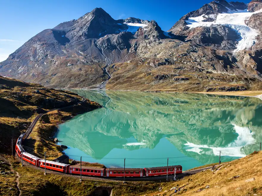 Bernina Express am Moteratschgletscher in den Schweizer Alpen