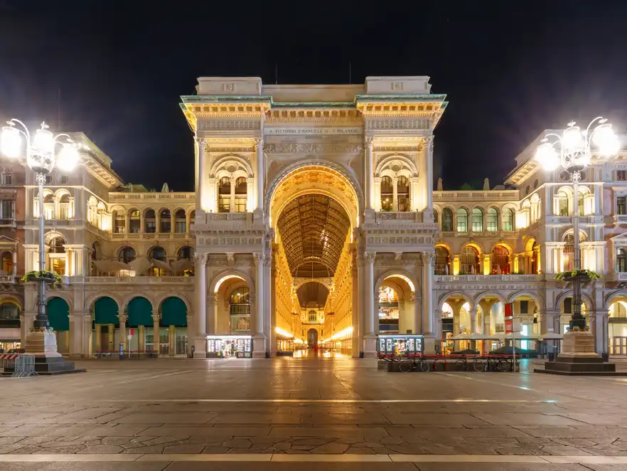 Eines der ältesten Einkaufszentren der Welt, die Galleria Vittorio Emanuele II bei Nacht in Mailand,Lombardei,Italien