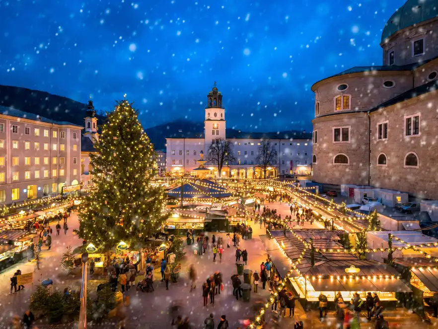 Salzburger Christkindlmarkt auf dem Domplatz im Winter, Österreich
