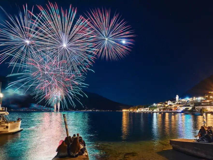Feuerwerk in Limone sul Garda in der Lombardei am Gardasee, Italien
